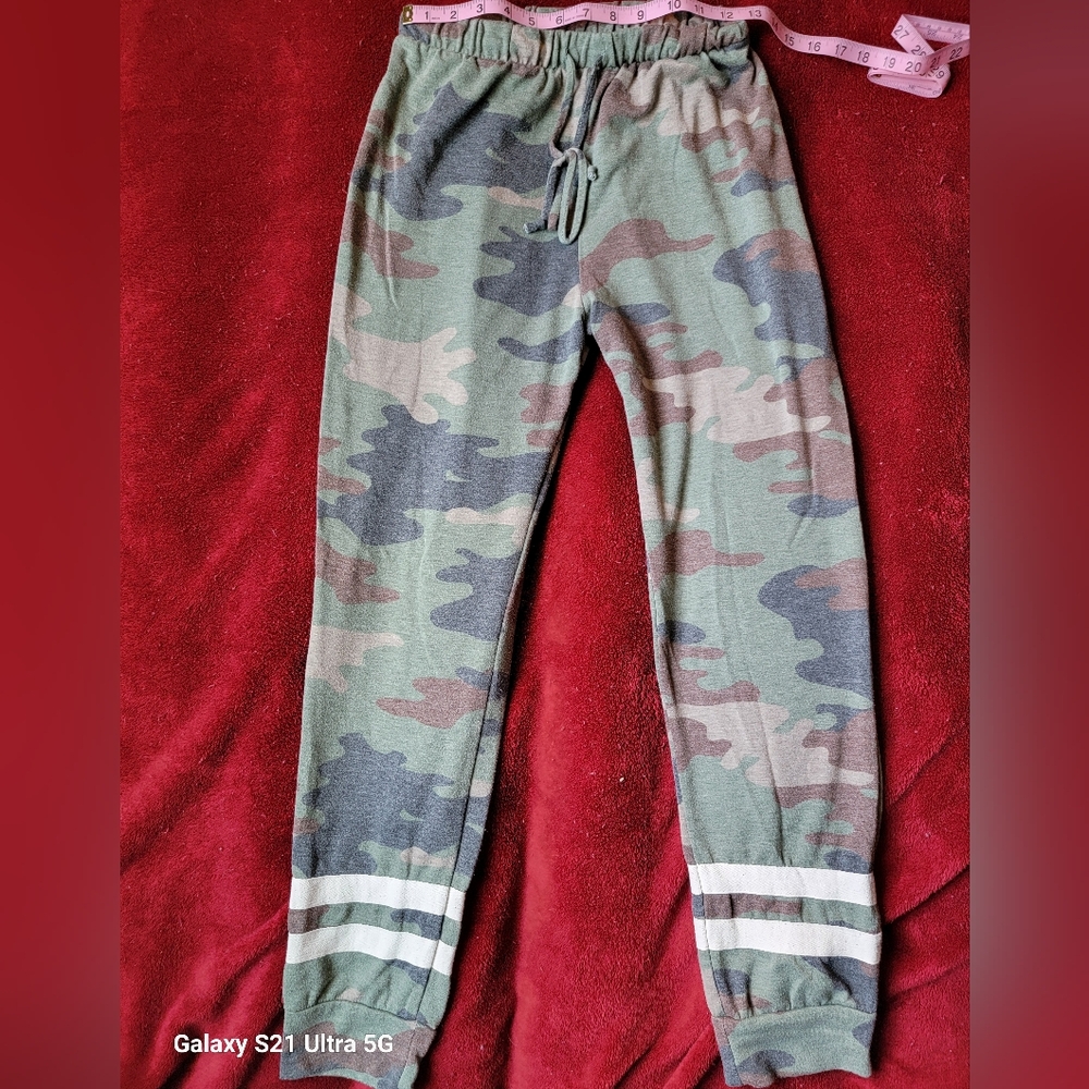 Pre owned women's size large Fashion nova camouflage joggers